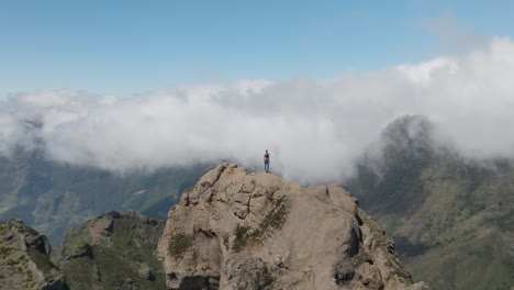 mujer en el punto de vista de la roca épica en la gran cordillera, aérea