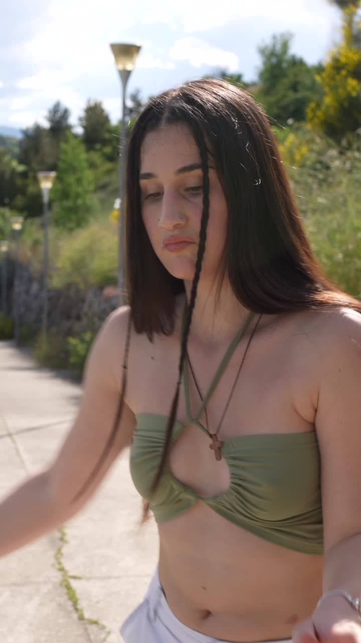 mujer joven al aire libre