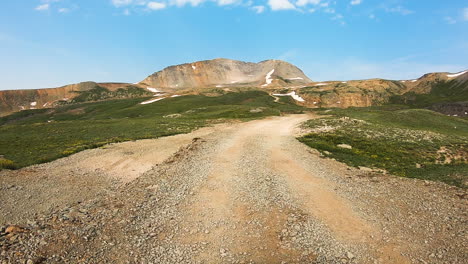 Pov-Während-Der-Fahrt-4wd-fahrzeug,-Das-Langsam-Entlang-Des-Felsigen-Abschnitts-Des-Yankee-boy-bassin-trails-Im-Yankee-boy-bassin-Der-San-Juan-berge-In-Colorado-Fährt