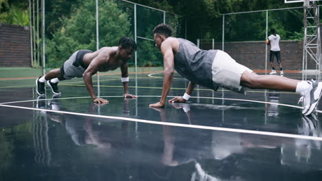 Jugadores-De-Baloncesto-Entrenando-Para-Un-Profesional