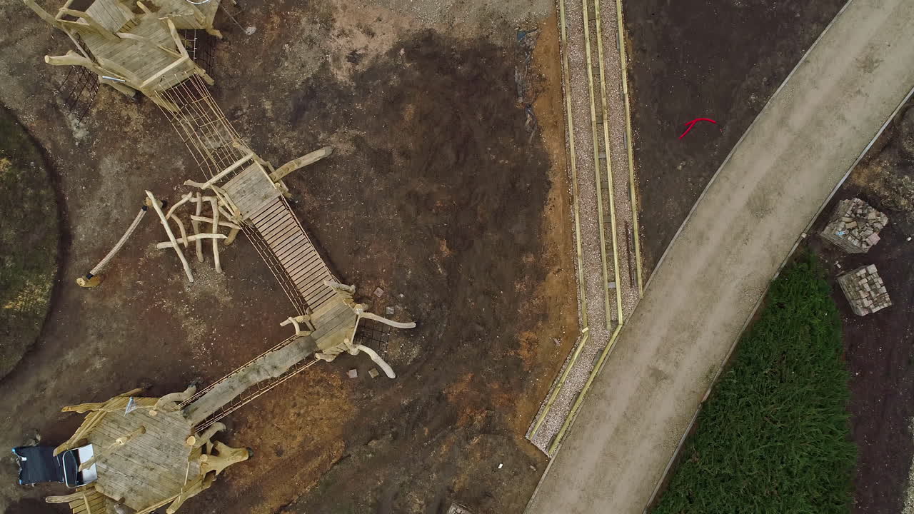 детская игровая площадка в стадии строительства в городском парке, воздушный вид сверху вниз