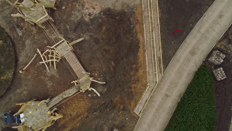 patio de recreo para niños en construcción en el parque de la ciudad, vista aérea de arriba hacia abajo