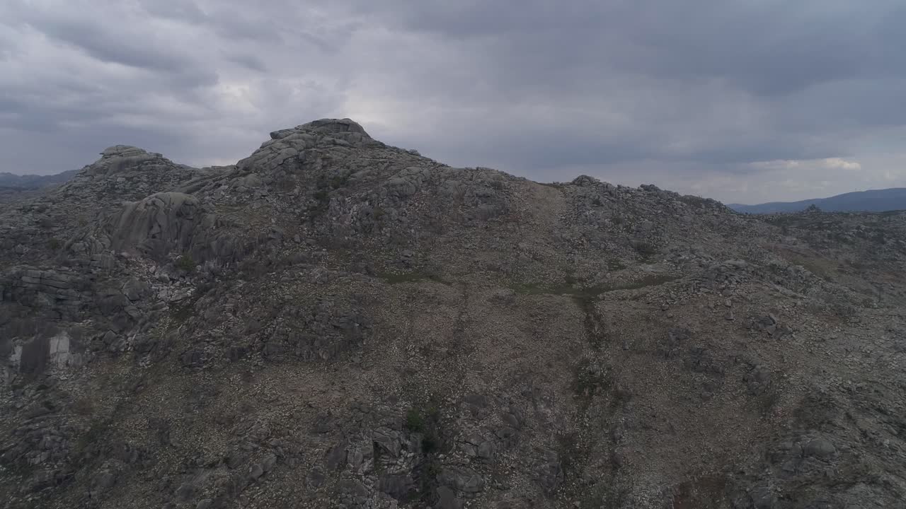 드론이 사막의 산 위를 날아갑니다.