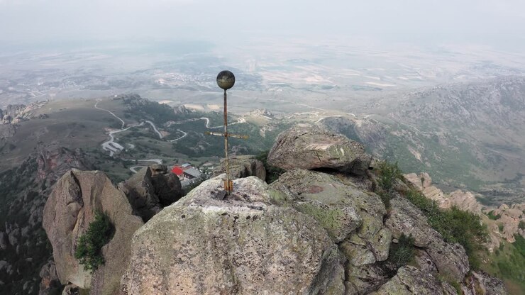 Splendida ripresa aerea di una cima di montagna sopra il Monastero di Treskavec, Macedonia del Nord, in una giornata nuvolosa e grigia