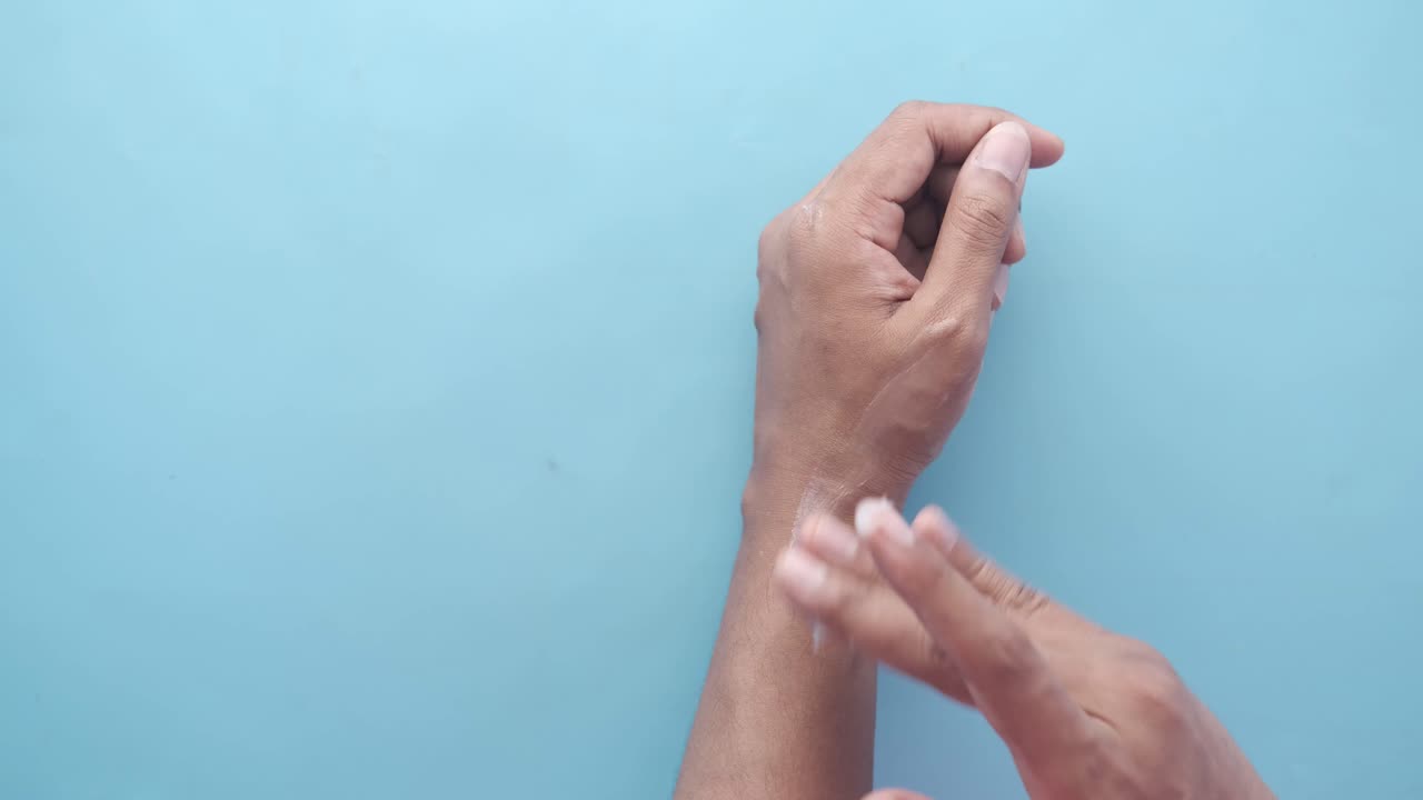 팔에 로션이나 크림을 적용하는 것