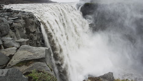 toma suave cinematográfica de las inmensas y poderosas cataratas en dettifoss islandia