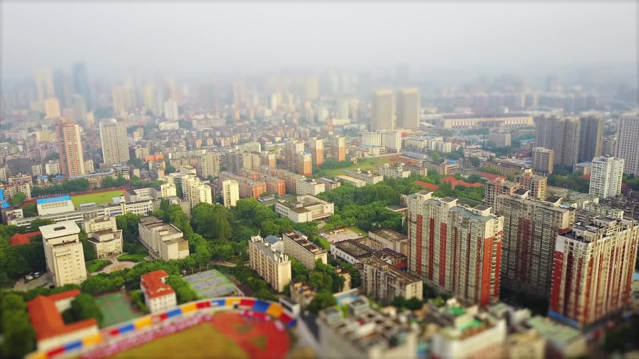 día soleado paisaje urbano de wuhan estadio panorama aéreo 4k desplazamiento de inclinación china