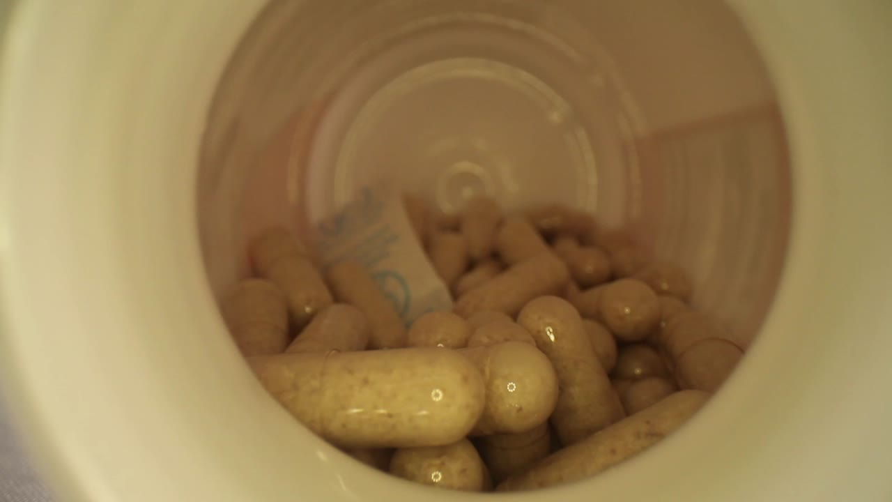 병뚜껑을 지나 건조제가 들어 있는 보충 약병의 전체 길이로 이동