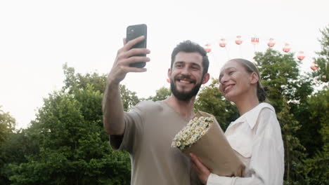 Young-couple-kissing-at-the-park