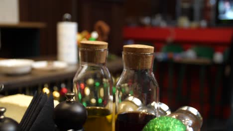interior del restaurante con suministros de cocina y decoraciones navideñas
