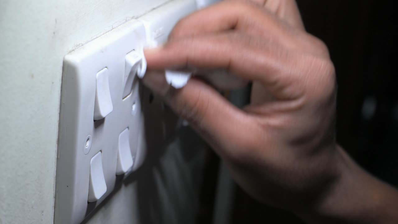 persona que repara o limpia un enchufe eléctrico