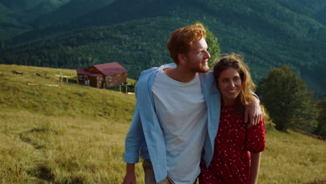 Pareja-De-Amor-Camina-Por-La-Colina-De-La-Montaña.-Los-Amantes-Lindos-Se-Abrazan-En-Las-Actividades-De-Ocio-De-Verano.