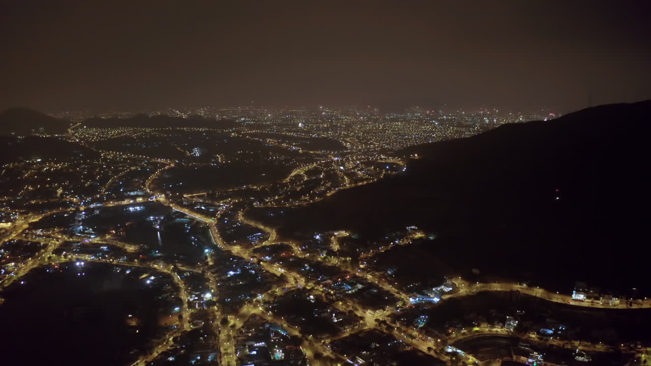 paisaje urbano aéreo en la víspera de año nuevo sobre la ciudad de lima en perú, espectáculo de fuegos artificiales por toda la ciudad
