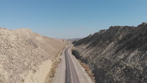 Toma-Aérea-De-La-Calle-Entre-El-Parque-Nacional-Hingol-Baluchistán