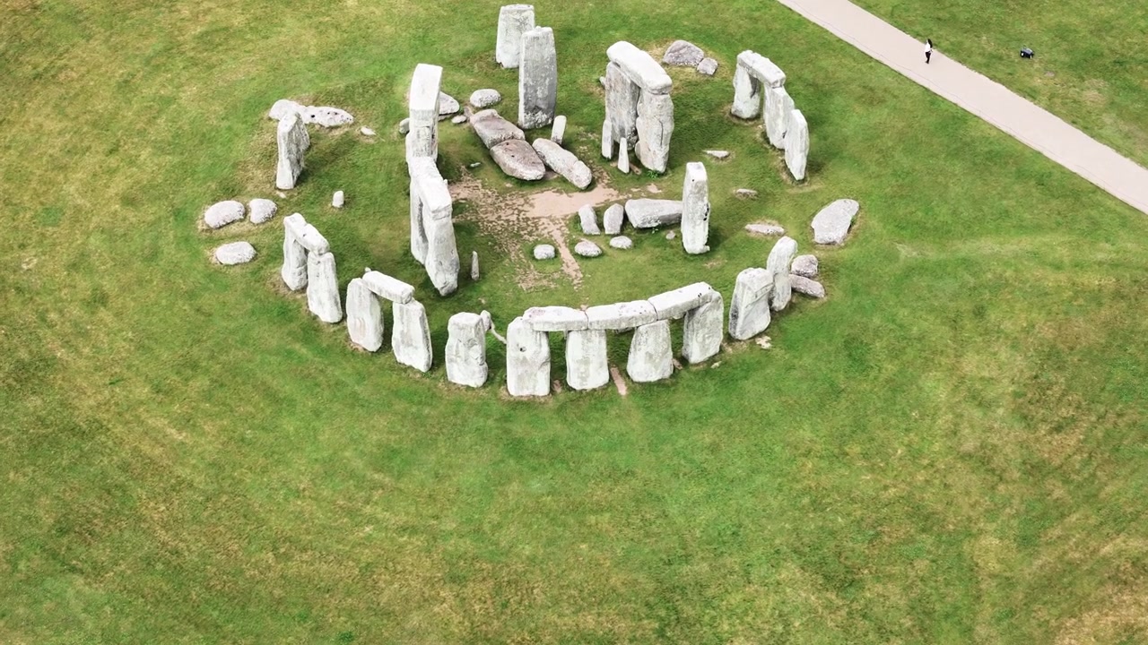 Vista aérea do megálito de Stonehenge, uma estrutura pré-histórica de rochas.