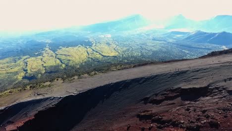 Luftaufnahme,-Die-Bei-Sonnenaufgang-Von-Bergsteigern-Auf-Dem-Gipfel-Des-Berges-Rinjani-Auf-Lombok-In-Indonesien-Rückwärts-Fliegt