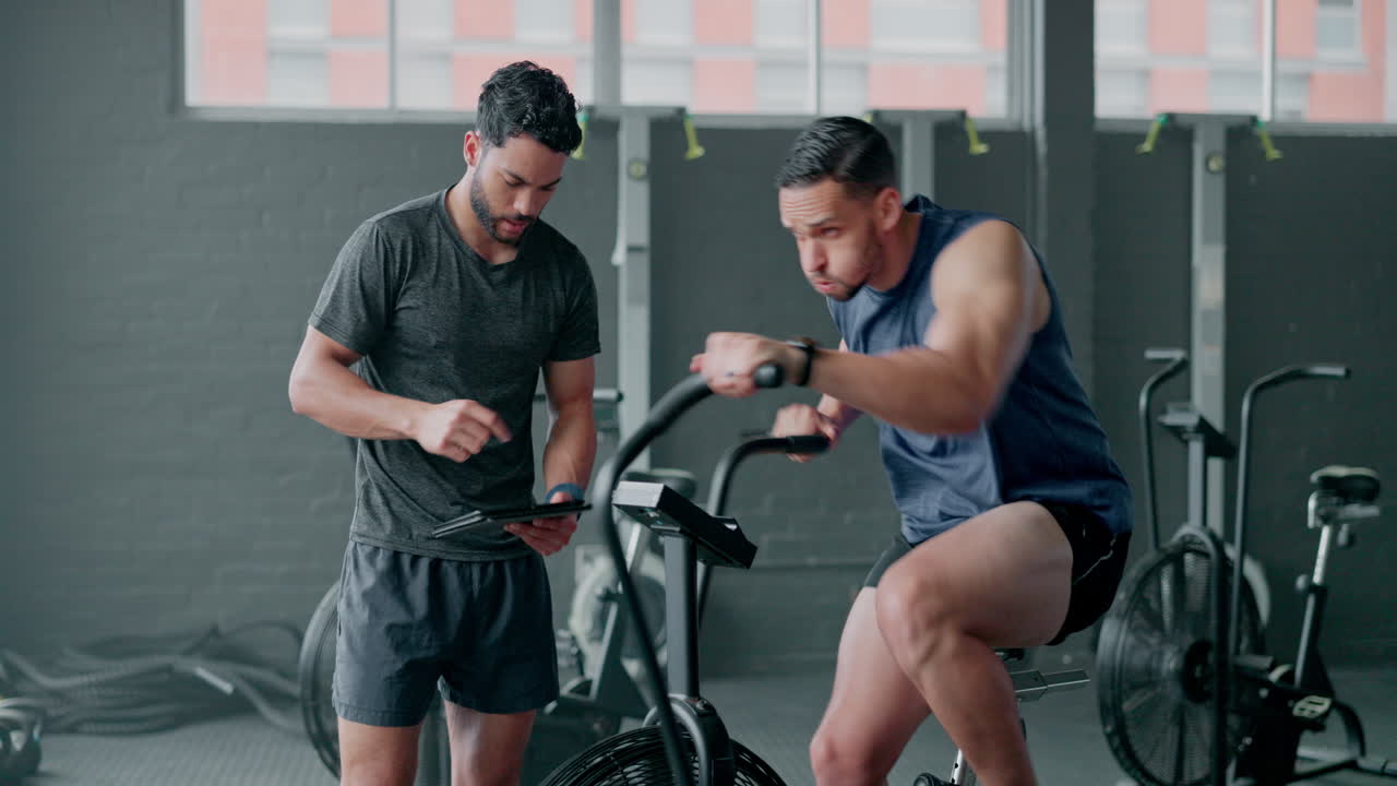 entrenador, gimnasia y bicicleta de ejercicio con un hombre
