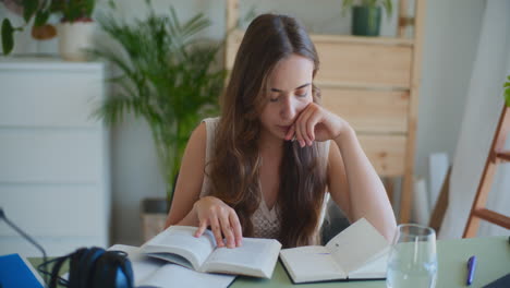 Mujer-Enfocada-Aprendiendo-Escritorio-De-Lectura