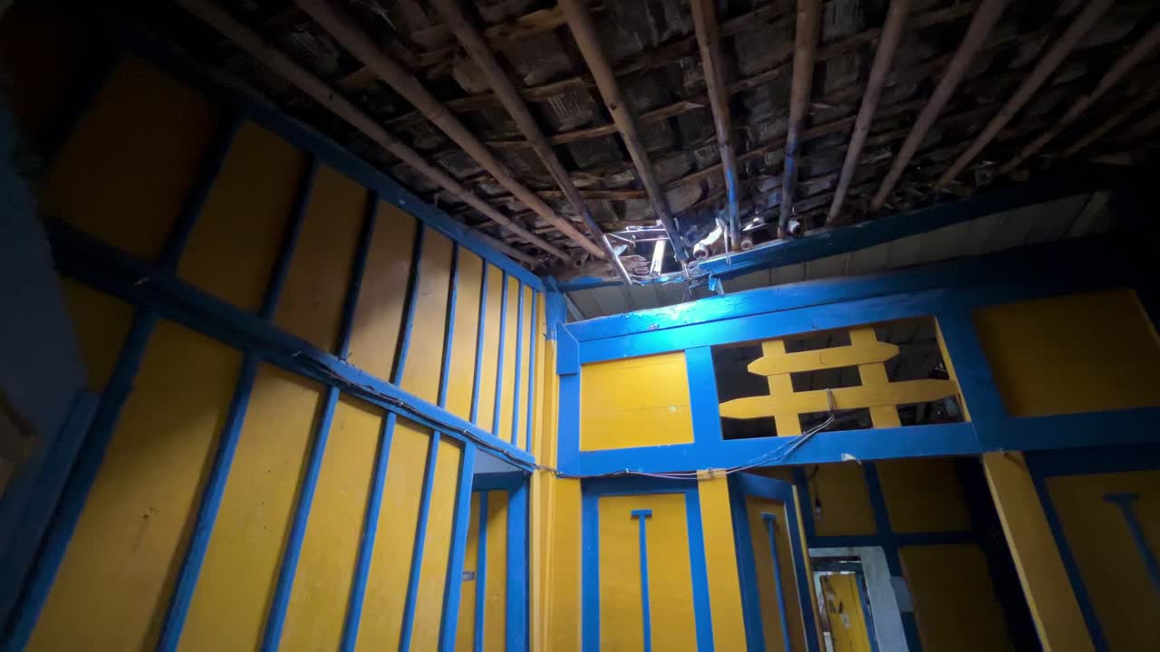 un agujero en el techo de una vieja casa deshabitada