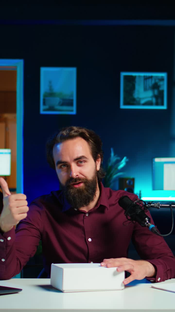 Creator di contenuti video verticali che filma l'unboxing di un prodotto confezionato