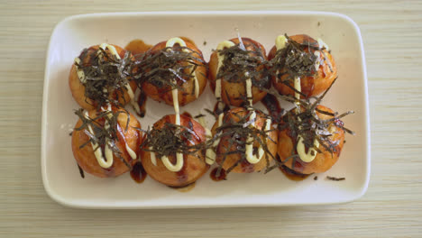 Takoyaki-Ballknödel-Oder-Oktopusbällchen---Japanischer-Essensstil