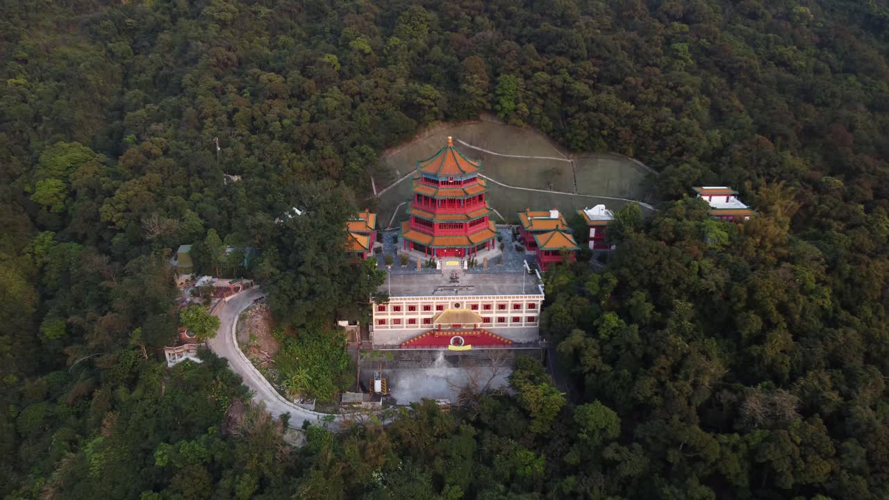 toma de un dron al revés de un templo rojo en hong kong