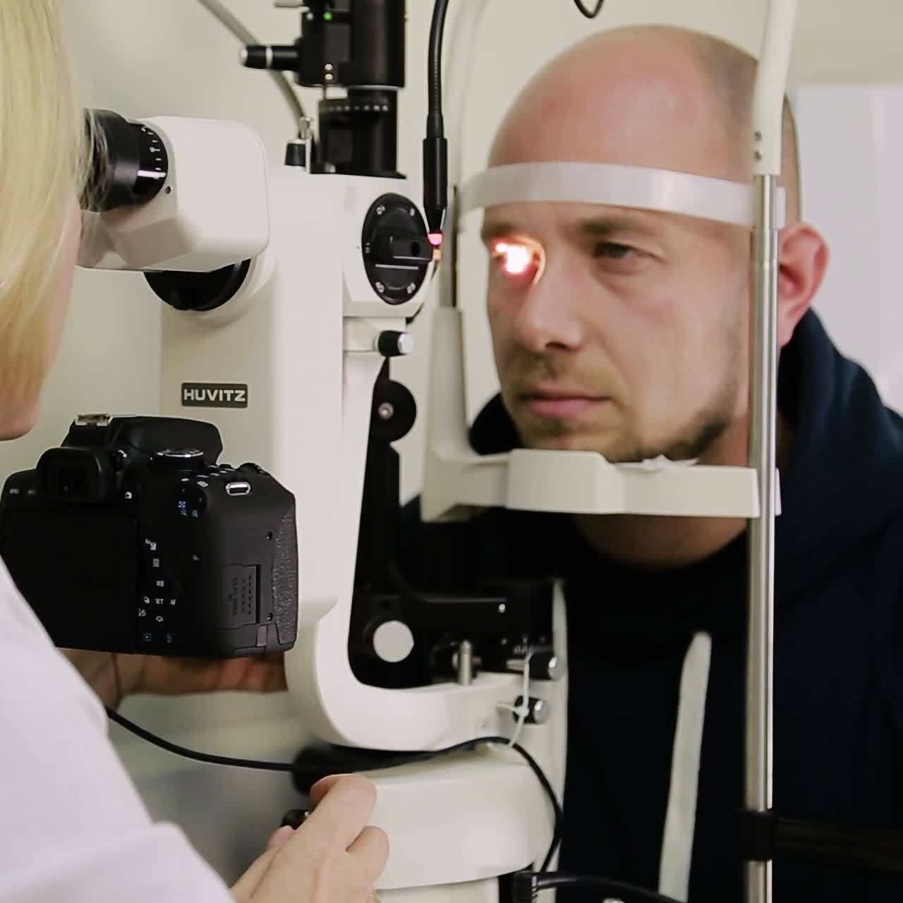 examen ocular con equipo médico