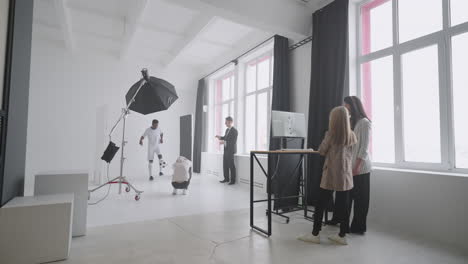 sesión de fotos del jugador de fútbol profesional y campeón para la revista en el estudio