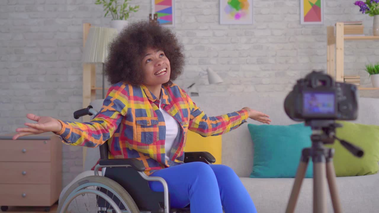 blogger afroamericana discapacitada en silla de ruedas con un peinado afro ante la cámara de cerca
