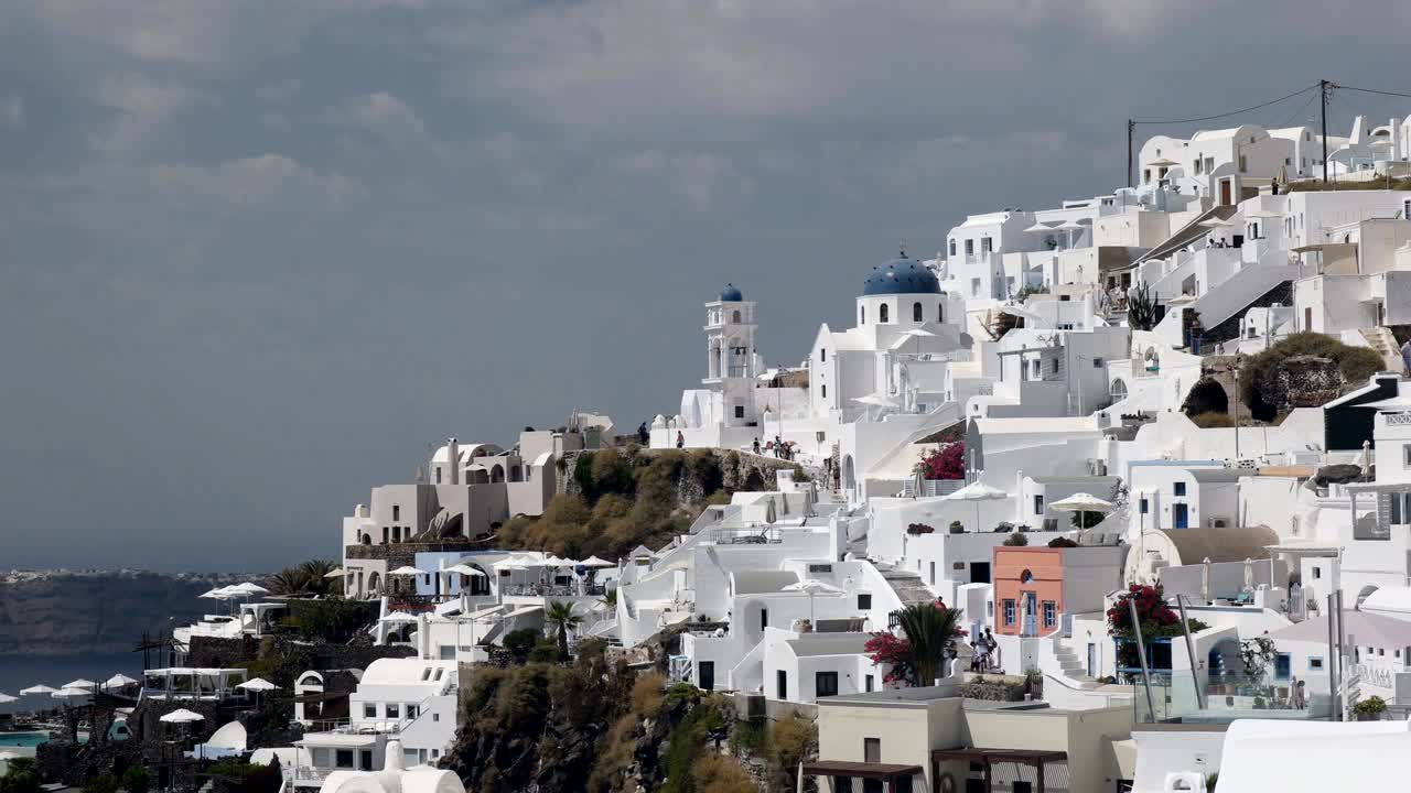 fotografía matutina de bajo ángulo de la aldea de imerovigli en santorini