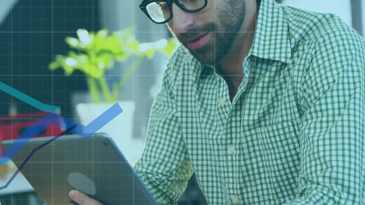 animación del procesamiento de datos financieros sobre empresario caucásico usando tableta en la oficina.