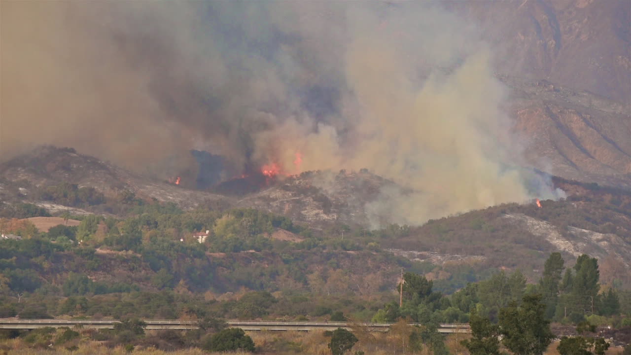 L'incendio Thomas brucia dietro case costose nella contea di Ventura, California meridionale 2