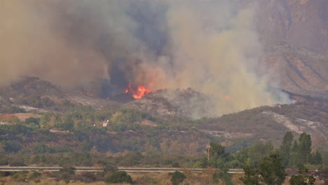 The-Thomas-wildfire-fire-burns-behind-expensive-homes-in-Ventura-County-Southern-California-2