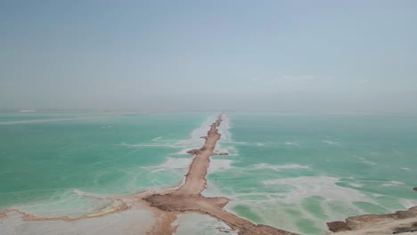 Lago-Salado-Del-Mar-Muerto-En-Israel-En-Tiro-Aéreo-Inclinado