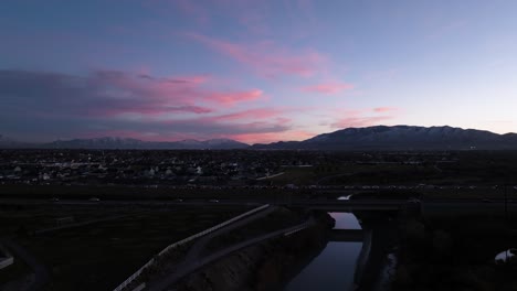 Lehi,-Utah-Puesta-De-Sol-Con-El-Colorido-Cielo-Reflejándose-En-El-Río-Jordán---Antena-De-Retroceso