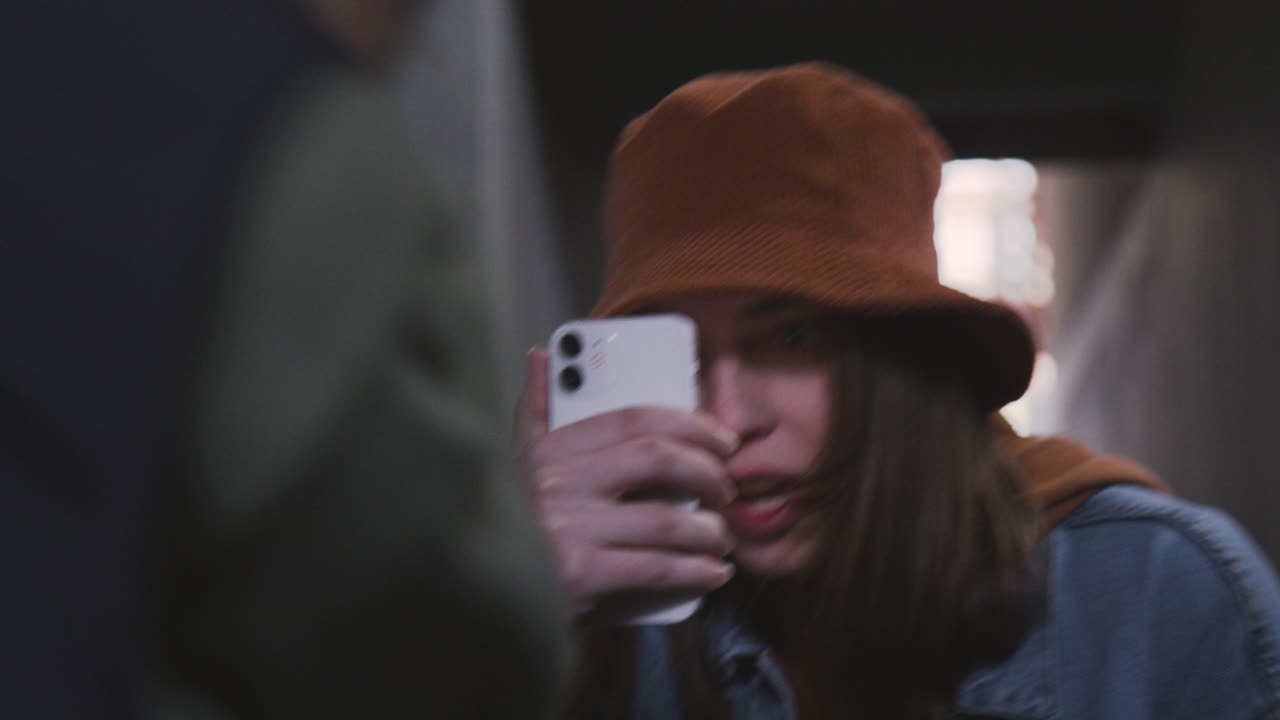 joven bailando para el video