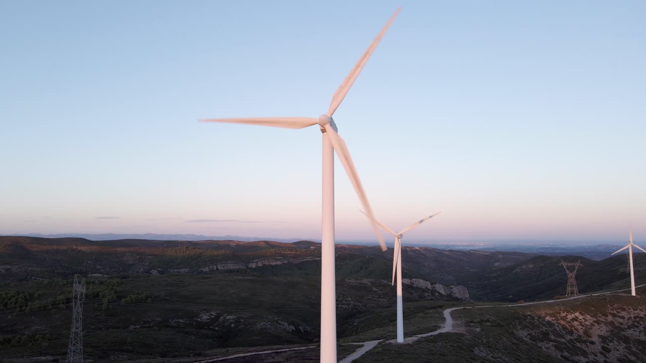 primer plano de las turbinas eólicas en la luz del sol al atardecer, concepto de energía renovable