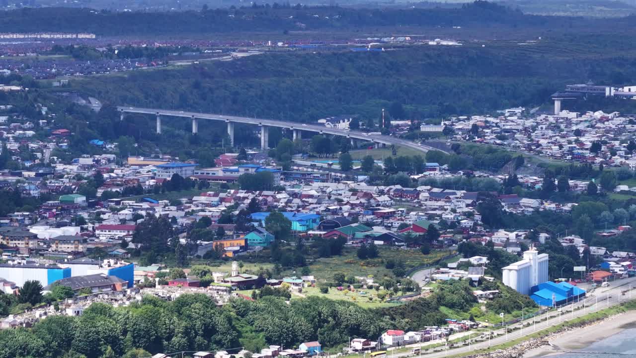 vista aérea de puerto montt, ciudad costera en los lagos, chile, tráfico de la ciudad y edificios
