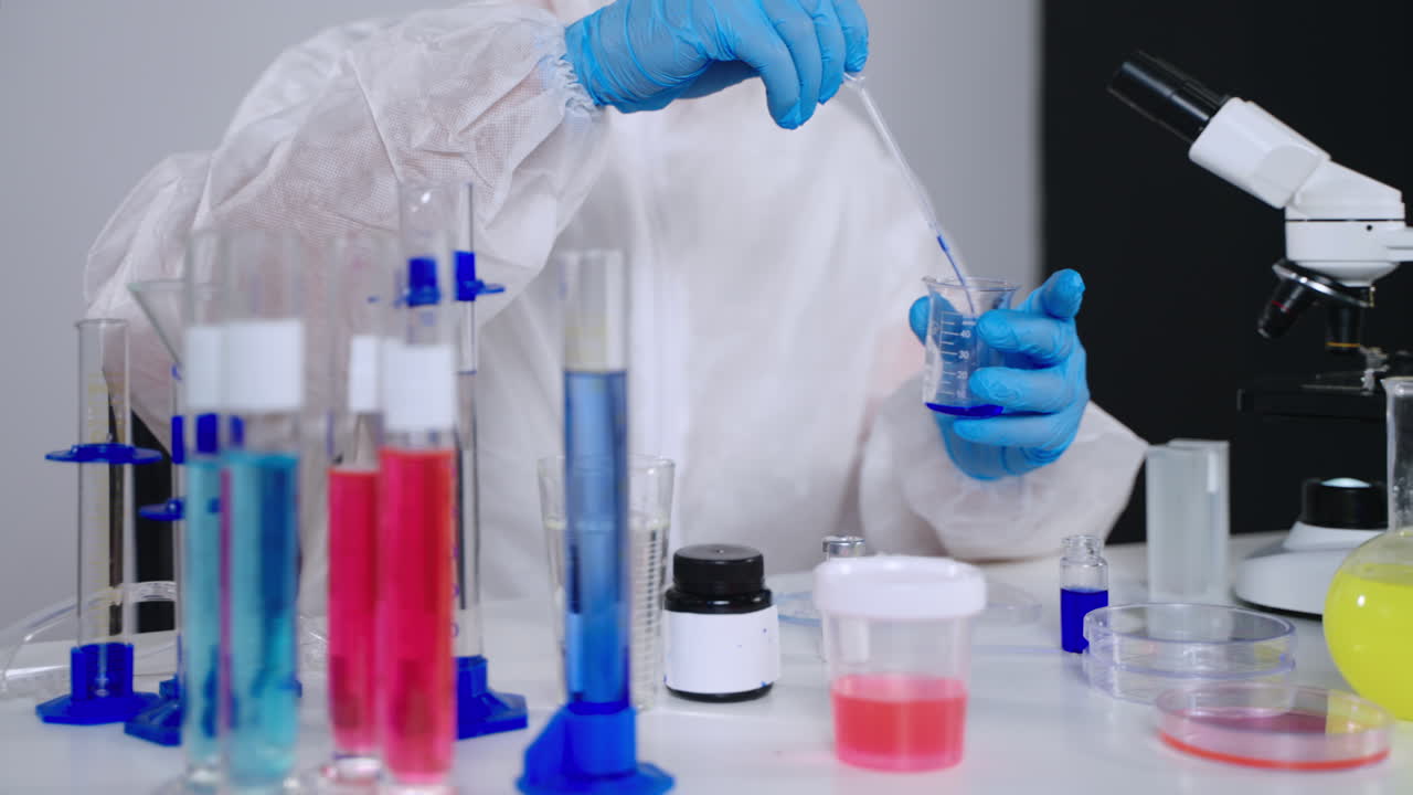 científico que lleva a cabo un experimento de laboratorio