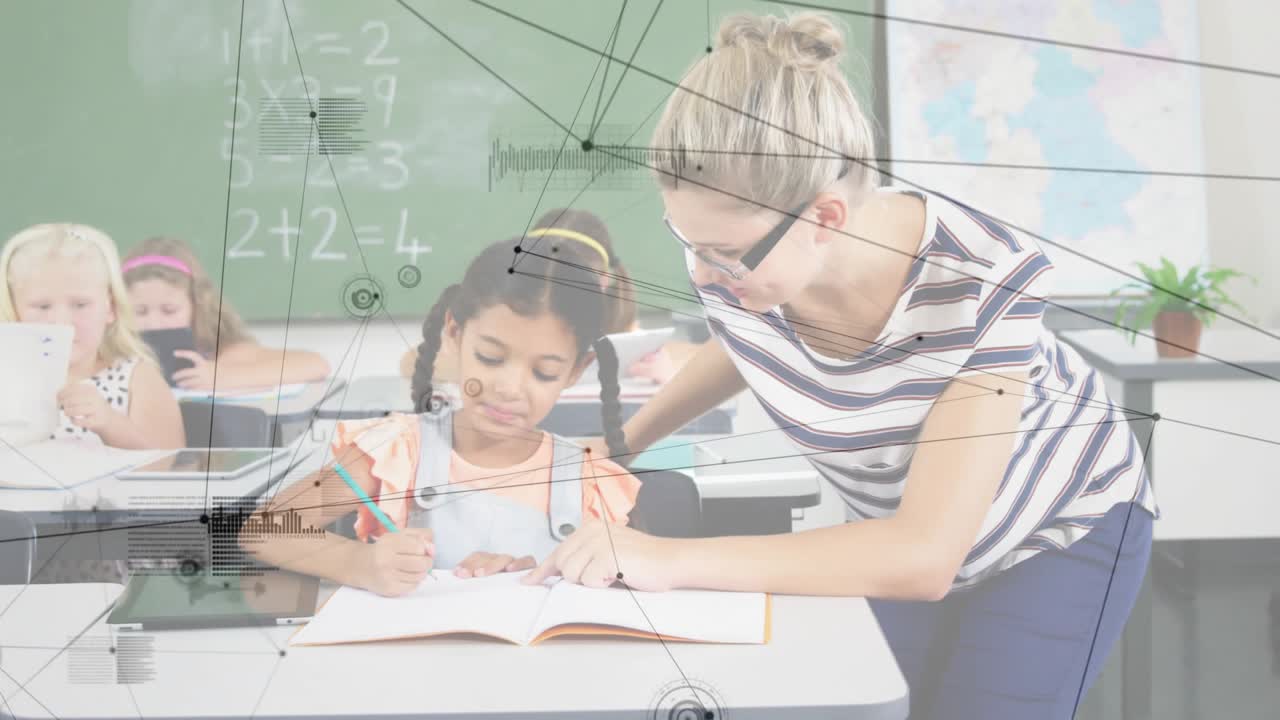 Öğretmen çalışma kitabına yaslanmış, animasyonlu düğümlerin olduğu sınıfta öğrenciye matematik denklemi yazmasında rehberlik ediyor.