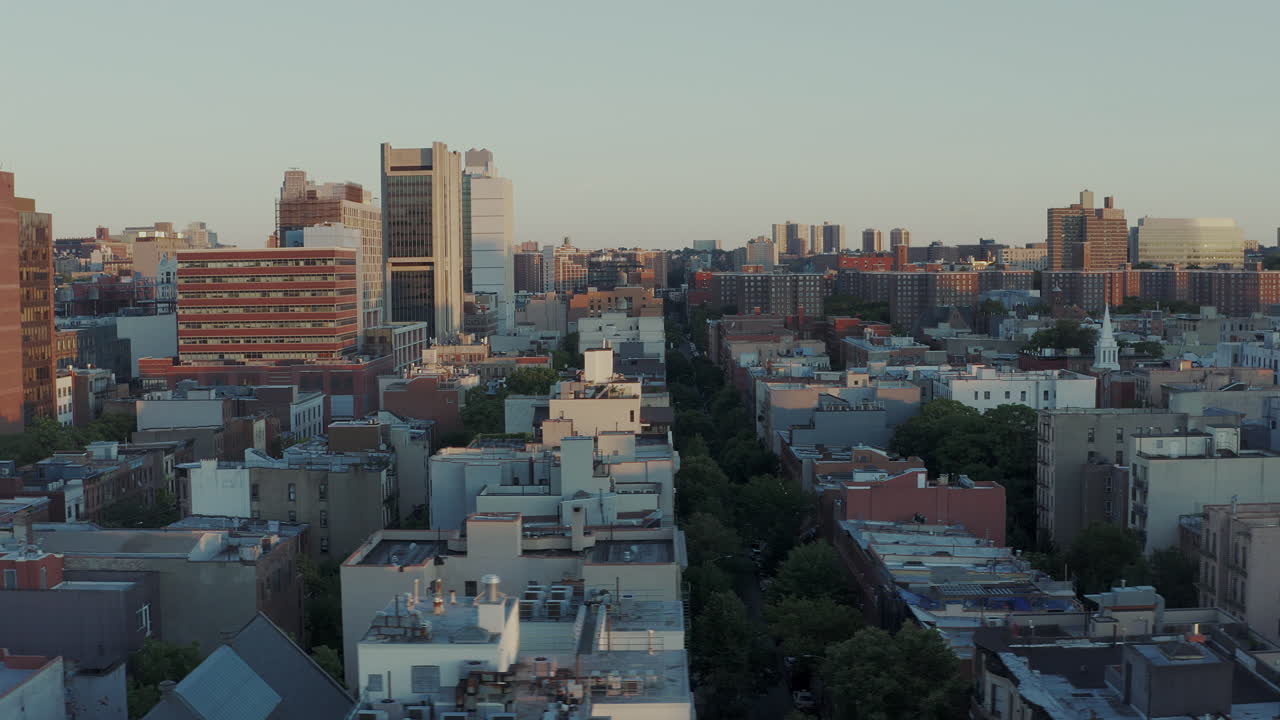 일출 직후 할렘 뉴욕의 거리를 보여주는 북쪽으로 이동하는 패스트 사이드 트럭 운송 샷