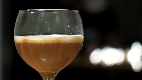 deliciosa bebida alcohólica de café servida en un fondo negro de bokek
