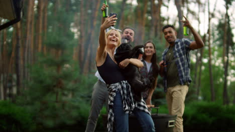 amigos tomando selfies en el patio trasero
