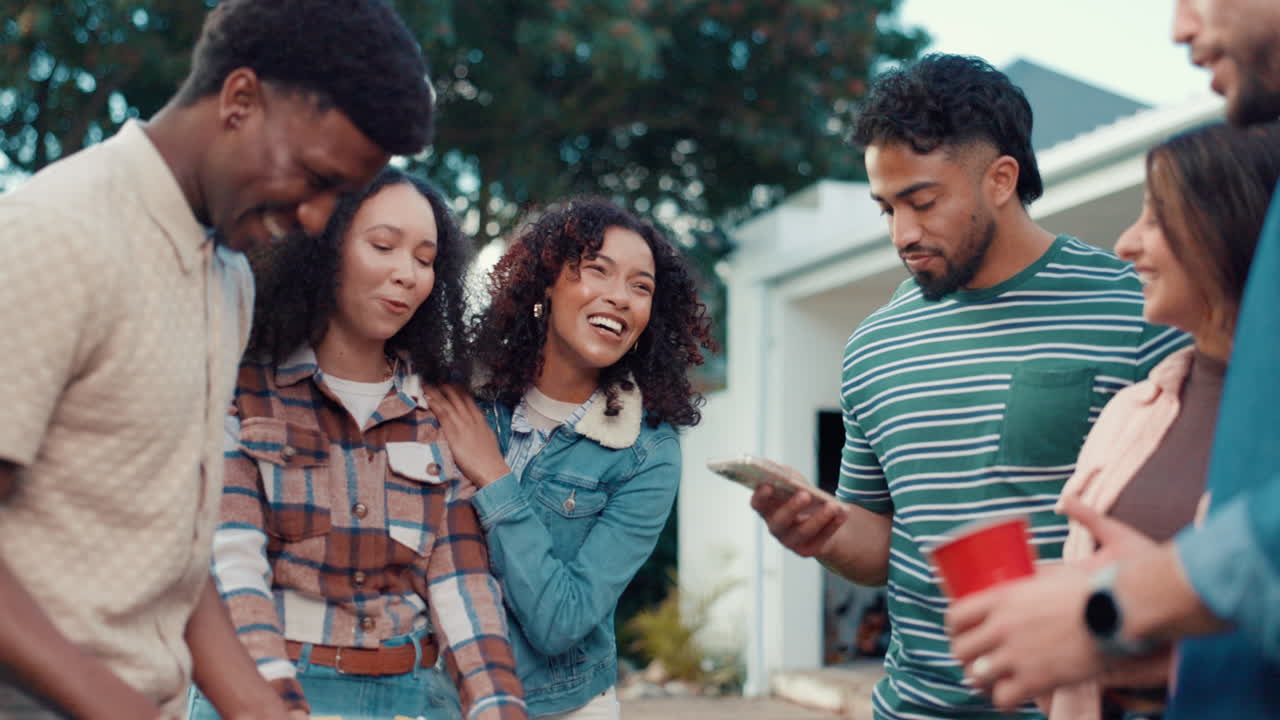 amigos disfrutando de una divertida reunión al aire libre
