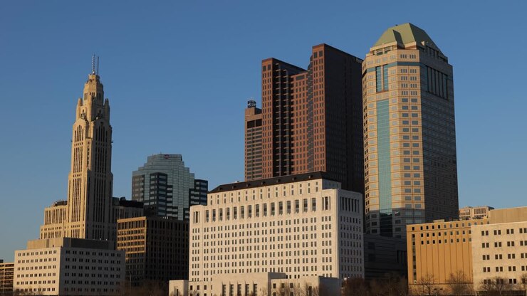 Horizonte de Columbus Ohio, com elevação da câmera a partir do Rio Scioto
