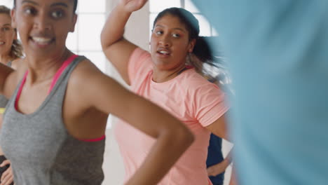 feliz mujer con sobrepeso bailando grupo de personas sanas disfrutando del entrenamiento practicando movimientos de baile coreográficos divirtiéndose en el gimnasio