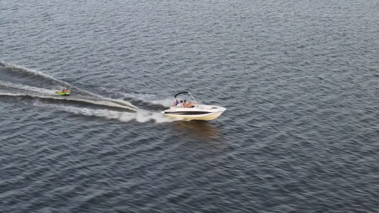 Luftaufnahme eines luxuriösen Schnellbootes, das im tiefen Ozeanwasser fährt – Drohnenaufnahme.