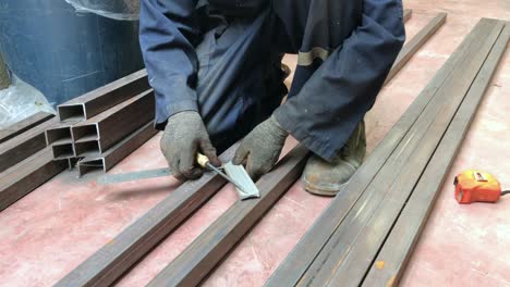 trabajador irreconocible cortando hierro con un radial