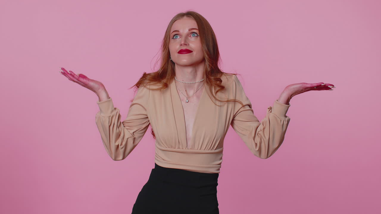 девушка поднимает руки с возмущенным выражением лица, спрашивая, почему, какая причина неудачи, демонстрируя неверие.