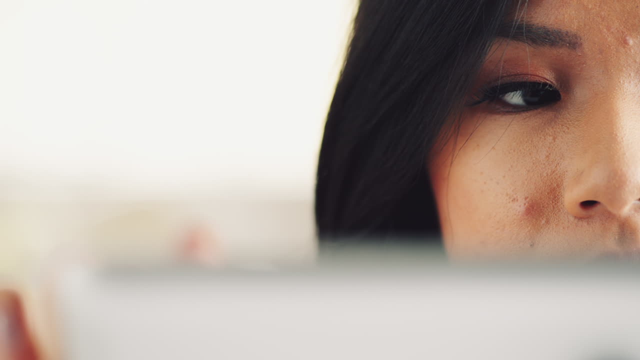 디지털 태블릿 컴퓨터 터치 스크린 아이패드를 사용하는 매력적인 젊은 여성